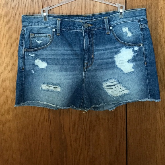 Ladies distressed denim shorts. Size 8. - Picture 1 of 3
